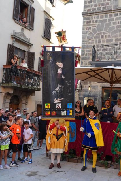 Piancastagnaio, presentati il Palio, il Cupello e lo Scudo dell’Asta e Bacchetta